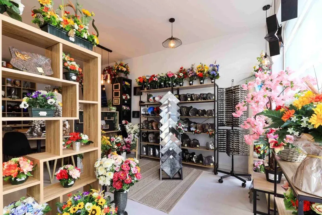 Intérieur magasin funéraire, fleurs artificielles et articles commémoratifs.