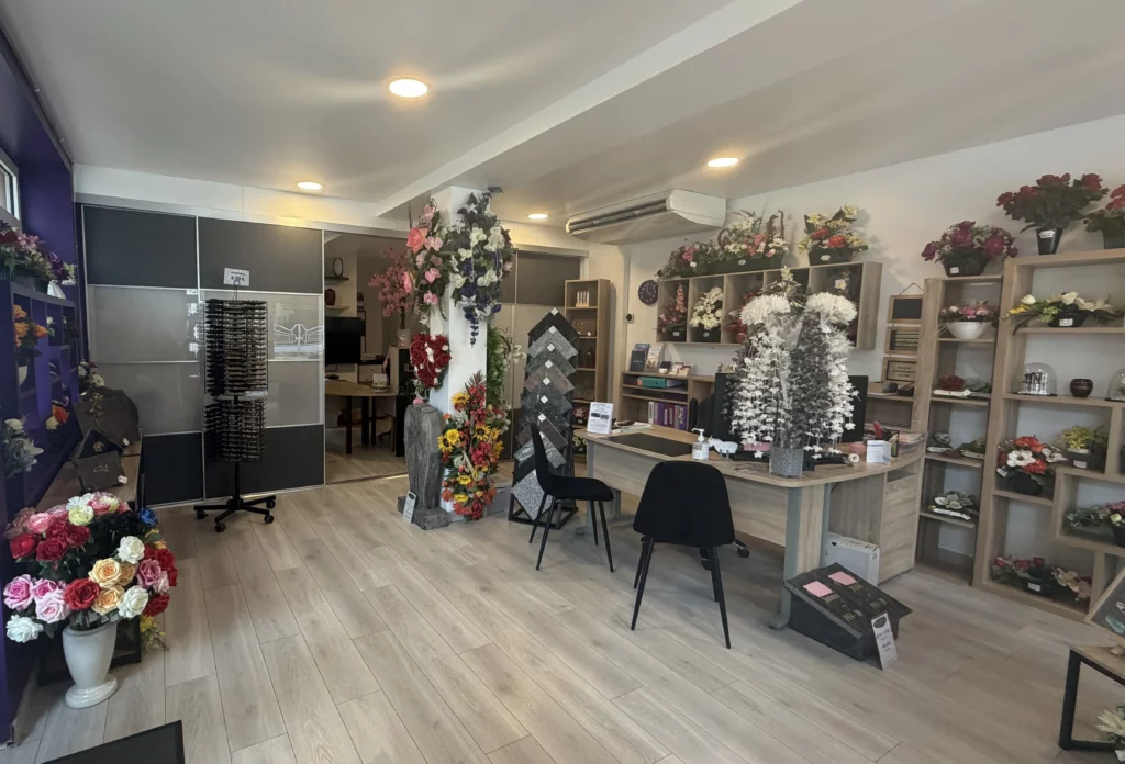 Intérieur d'un magasin funéraire avec espace d'accueil et articles.